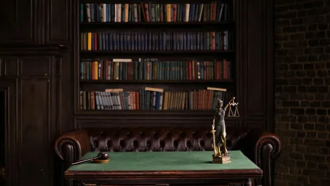 Bookshelf by KATRIN BOLOVTSOVA in Pexels.com