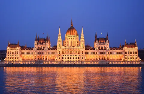 parliament_building_budapest_outside
