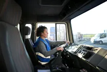 utf-8professional-female-driver-with-van-wagon-car
