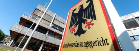 karlsruhe-entscheidet-a%c2%b8ber-professorengehalter